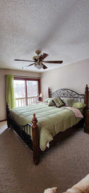 3 bedrooms, desk, iron/ironing board, free WiFi - Lake front, pool and golf access, Sand Valley, Lake Arrowhead- 3 king beds! (Nekoosa)