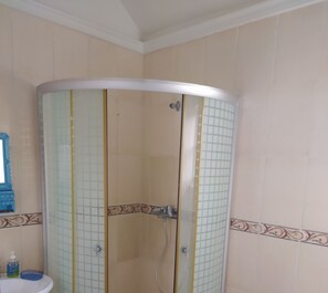 Dusche, Handtücher, Seife, Toilettenpapier