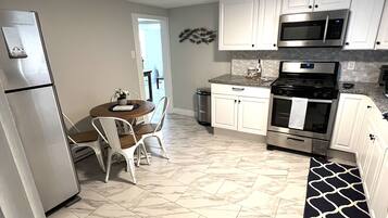 Køleskab, mikrobølgeovn, ovn, kogeplade