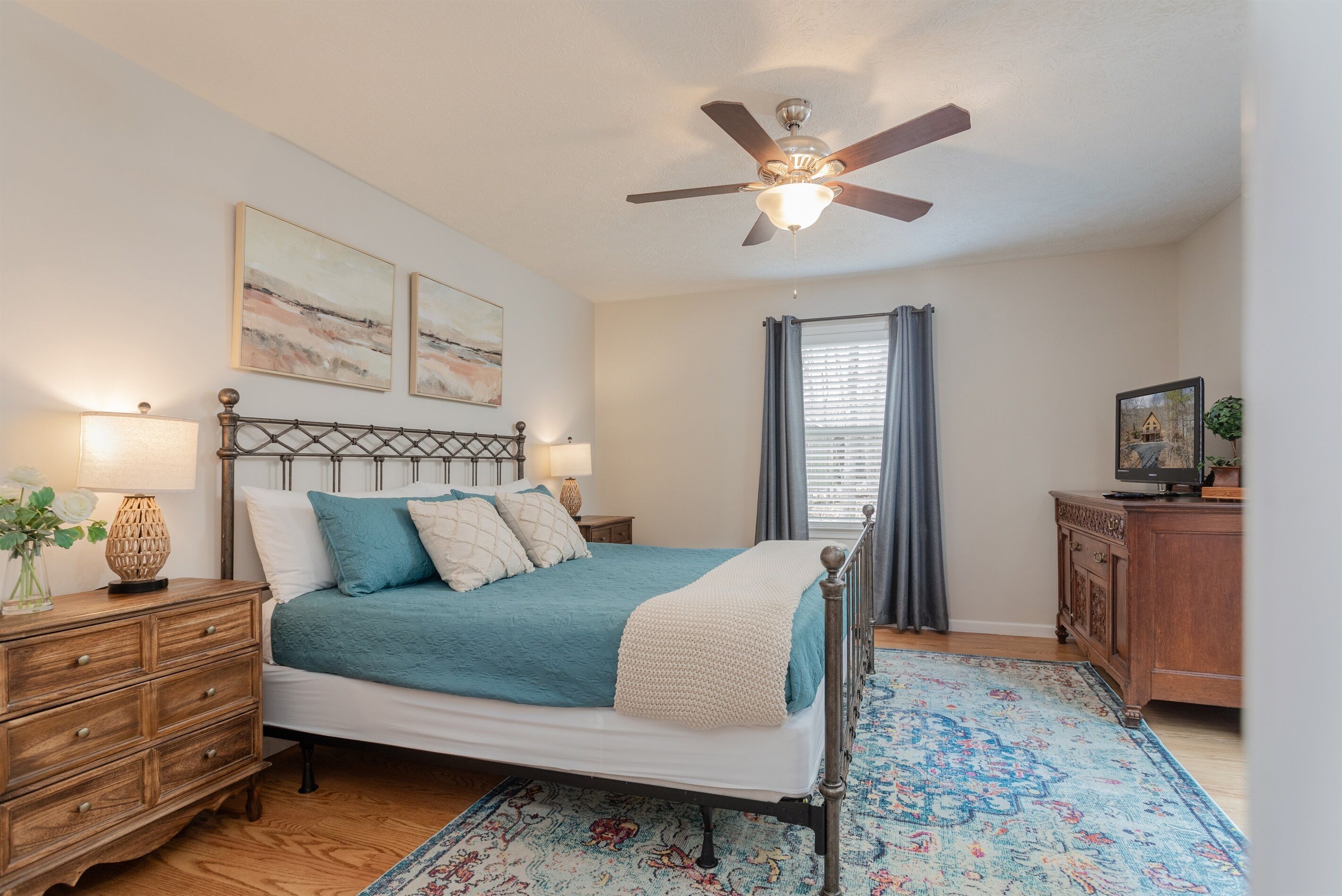 4 quartos, ferros/tábuas de passar roupa, berço de viagem