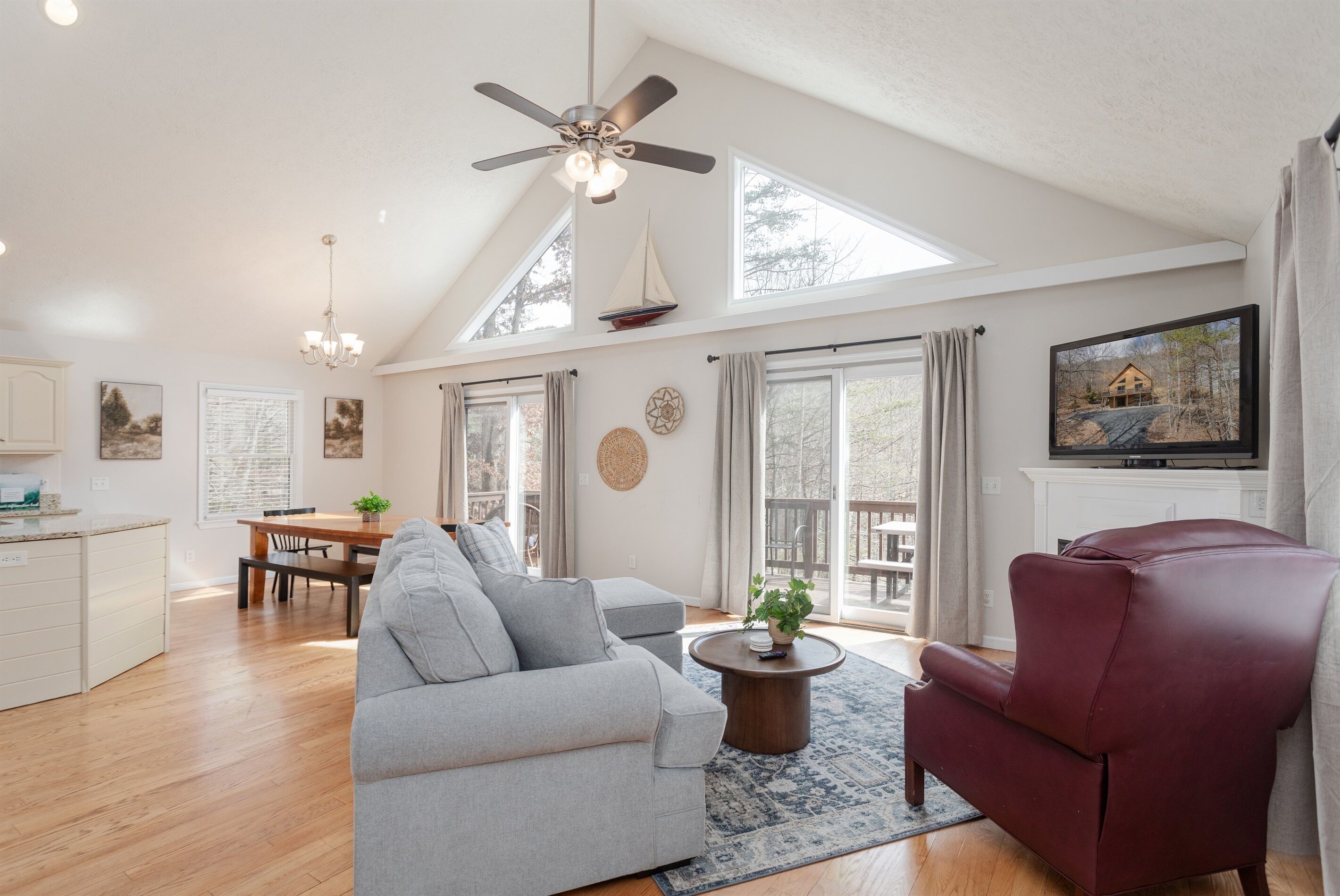 Smart-TV, Kamin, Videospiele, DVD-Player