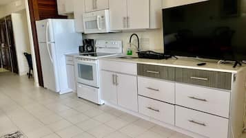 Refrigerador, microondas, horno y parrilla de estufa