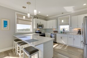 Fridge, microwave, stovetop, dishwasher