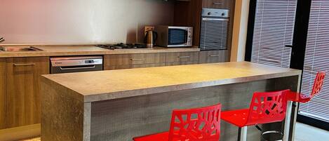 Réfrigérateur, four à micro-ondes, surface de cuisson, cafetiÚre-théiÚre