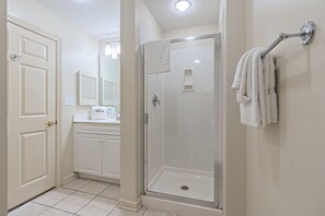 Combined shower/tub, jetted tub, hair dryer, towels
