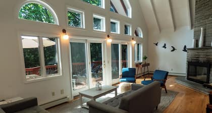 Catskills Lakefront Escape with Hot Tub