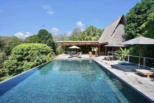 Jungle Treehouse w/ Daily Breakfast, WiFi + Views