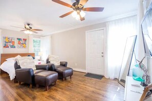 1 bedroom, desk, iron/ironing board, free WiFi - Charming Garage Apartment (Houston)