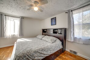 4 bedrooms, iron/ironing board, travel cot, Internet - 6 Mi to Dtwn: Pittsburgh Townhome w/ Porch (Pittsburgh)