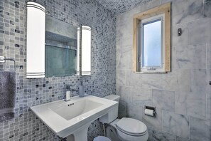 Kostenlose Toilettenartikel, Haartrockner, Handtücher
