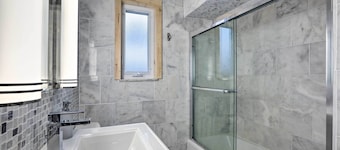 6 Mi to Dtwn: Pittsburgh Townhome w/ Porch