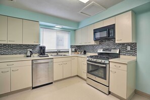 Fridge, microwave, stovetop, dishwasher - 6 Mi to Dtwn: Pittsburgh Townhome w/ Porch (Pittsburgh)