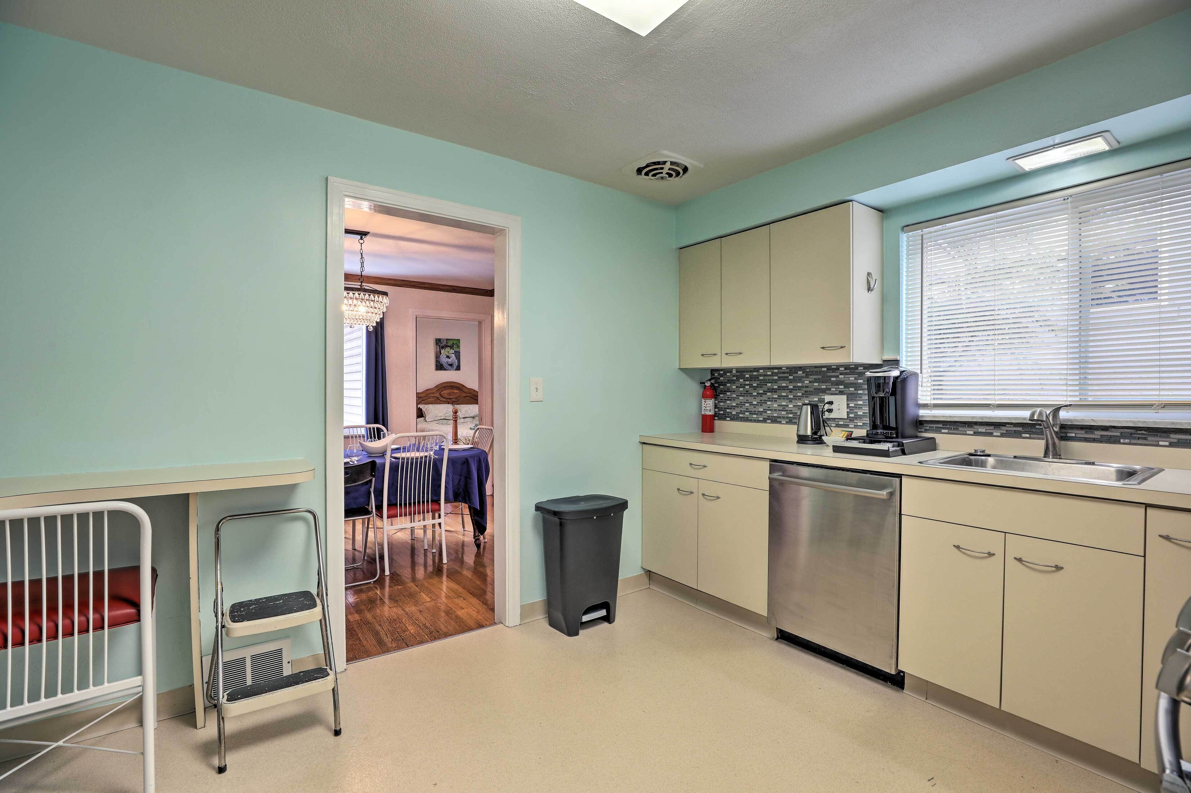 Coffee/tea maker, fridge, microwave, stovetop