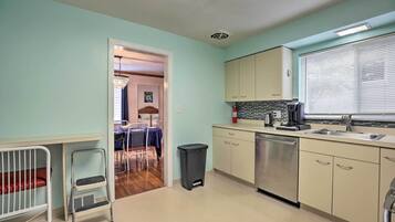 Coffee/tea maker, fridge, microwave, stovetop