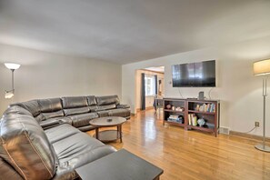 TV, books - 6 Mi to Dtwn: Pittsburgh Townhome w/ Porch (Pittsburgh)
