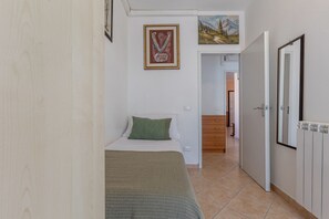 2 chambres, fer et planche à repasser