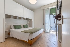 2 habitaciones y tabla de planchar con plancha 