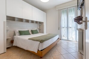 2 makuuhuonetta, silitysrauta/-lauta