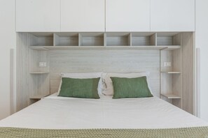 2 habitaciones y tabla de planchar con plancha