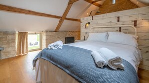 3 chambres, bureau, fer et planche à repasser, lit de bébé portatif