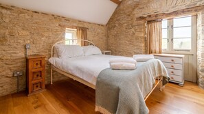 3 bedrooms, desk, iron/ironing board, travel cot