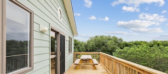 Walk into Duck Village! Private Pool, Hot Tub, Dog Friendly!