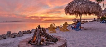 ☀Oceanfront ☀Amazing Balcony view☀ WIFI Bar☀ Waterfront Heated Pool ☀