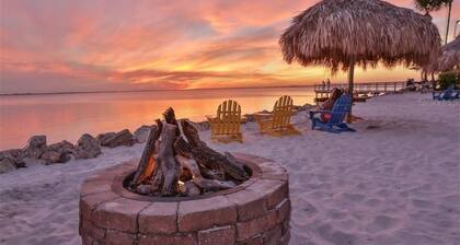 ☀Oceanfront ☀Amazing Balcony view☀ WIFI Bar☀ Waterfront Heated Pool ☀