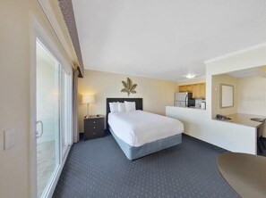 1 habitación, escritorio, tabla de planchar con plancha y cuna de viaje