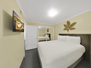 1 Schlafzimmer, Schreibtisch, Bügeleisen/Bügelbrett, Reisekinderbett