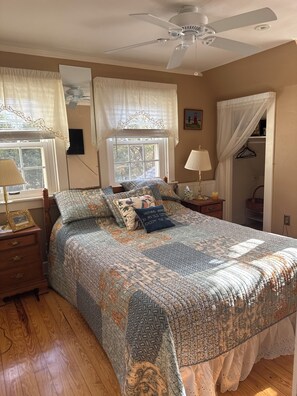 4 bedrooms, desk, iron/ironing board, WiFi