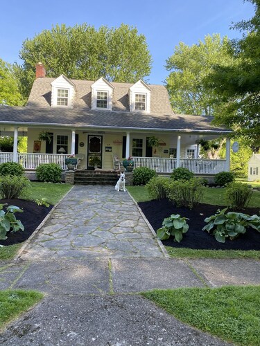 Charming Lakeside cottage , will sleep 10