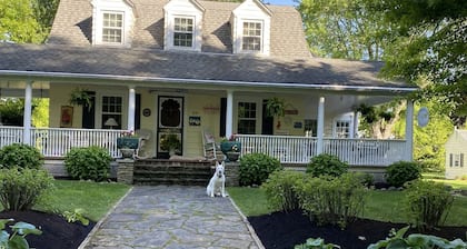 Charming Lakeside cottage , will sleep 10