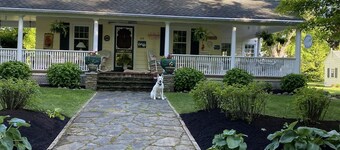 Charming Lakeside cottage , will sleep 10
