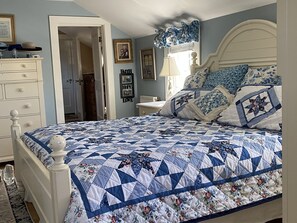 4 bedrooms, desk, iron/ironing board, WiFi