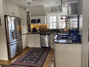 冰箱、微波炉、烤箱、炉灶