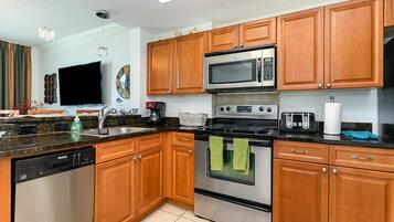 Een koelkast, een magnetron, een oven, een kookplaat