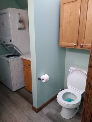 أحواض استحمام، مجففات شعر، مناشف، صابون