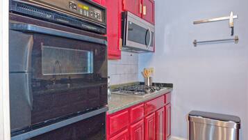 KĂŒhlschrank, Mikrowelle, Ofen, Herdplatte