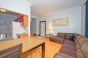 Smart TV, video games, stereo, printers - ✨Historic Full Amenities 2BR Apt @ Downtown Albany (Albany)