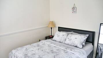 2 slaapkamers, een bureau, een strijkplank/strijkijzer, gratis wifi