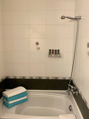 Apartment | Badezimmer | Dusche, Haartrockner, Handtücher, Shampoo