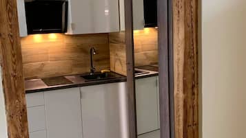 Frigorífico, placa de cocina, hervidor eléctrico y tostadora