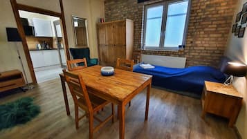1 dormitorio, tabla de planchar con plancha, wifi y ropa de cama