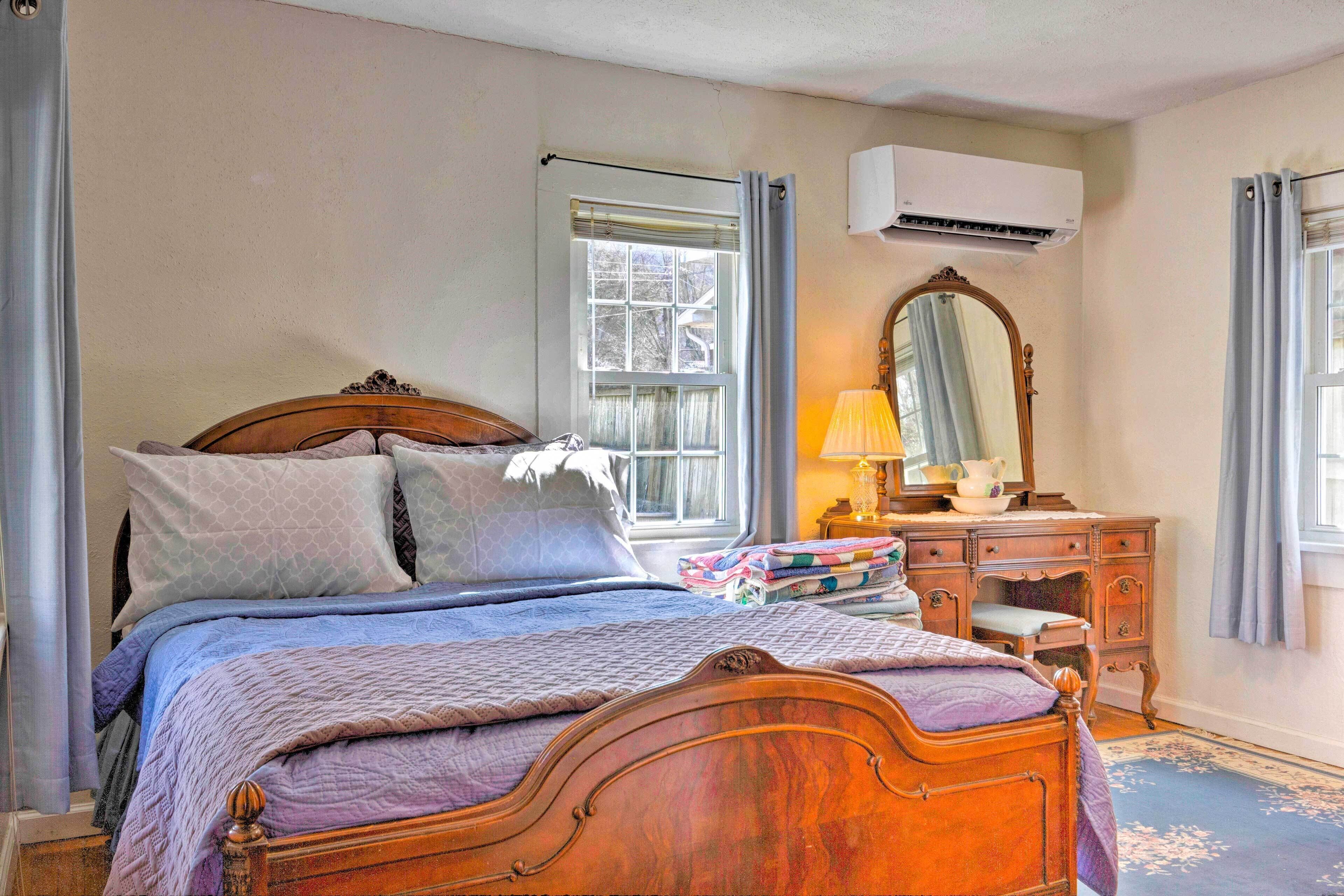 2 bedrooms, iron/ironing board, internet, bed sheets