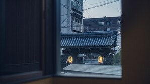 Un edificio japonés tradicional con tejado de tejas y faroles.