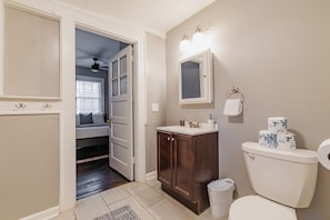 Ensemble douche/baignoire, sèche-cheveux, serviettes fournies