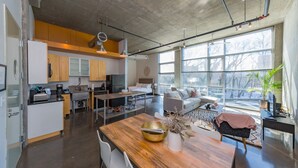 Una cocina moderna con comedor, ventanas amplias y vistas al exterior.