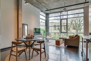 TV - Spacious Loft in Nashville Gulch Neighborhood! (Nashville)
