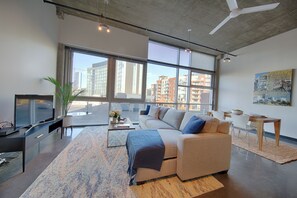 TV - Spacious Loft in Trendy Gulch Neighborhood! (Nashville)